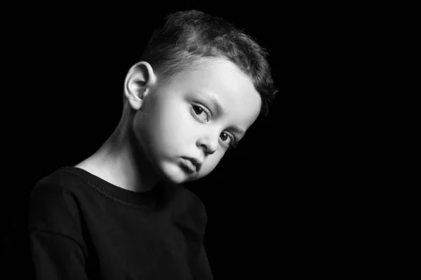 黑白肖像可爱的小男孩在黑暗的背景 — 图库照片