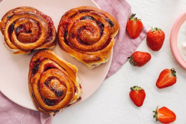 Beyaz arka planda lezzetli çilekli çörekler.