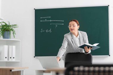 Sınıfta öğretmenlik dersi var.