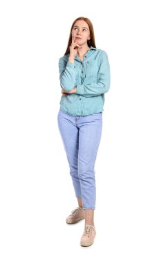 Beyaz arka planda düşünceli genç bir kadın.