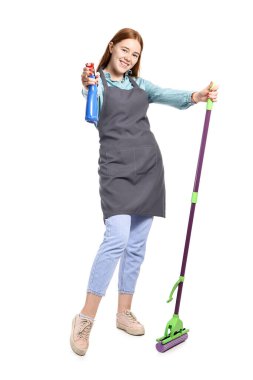Beyaz arka planda temizlik malzemeleri olan genç bir kadın.