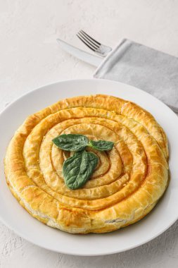 Açık arkaplanlı lezzetli ıspanaklı turta.