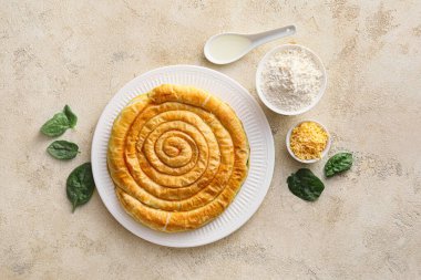 Açık arkaplanda lezzetli ıspanaklı turta kompozisyonu