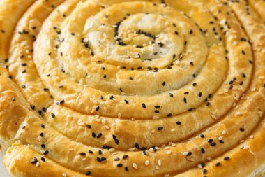 Arka plan olarak lezzetli ıspanaklı turta, yakın plan.