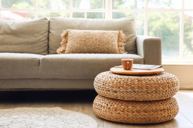 Rattan pufları ve bir fincan kahve ve dergi oturma odasında.