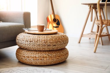 Rattan pufları ve bir fincan kahve ve dergi oturma odasında.