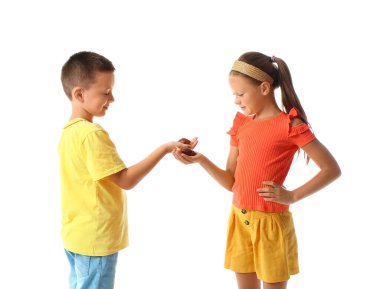 Beyaz arka planda salyangozları olan şirin çocuklar.