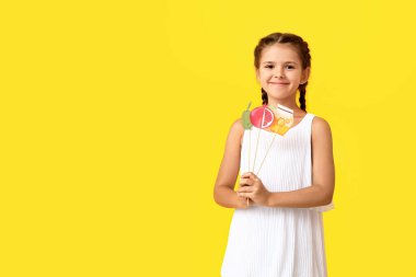 Rosh Hashanah için dekoru olan küçük kız (Yahudi Yeni Yılı) renk geçmişi üzerine