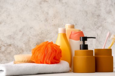 Masada farklı banyo malzemeleri var.