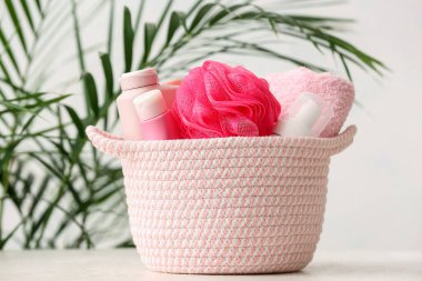 Masada farklı banyo malzemeleri olan sepet.