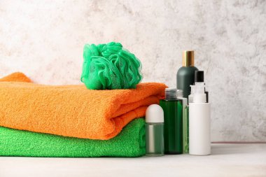 Masada temiz havlu, kozmetik ve sünger var.