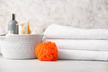 Masada temiz havlu, kozmetik ve sünger var.