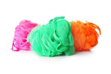 Beyaz arka planda farklı banyo süngerleri