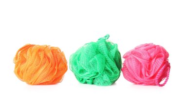 Beyaz arka planda farklı banyo süngerleri