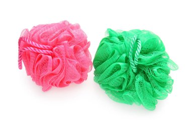 Beyaz arka planda renkli banyo süngerleri