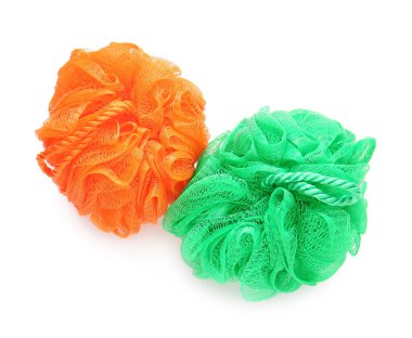 Beyaz arka planda renkli banyo süngerleri