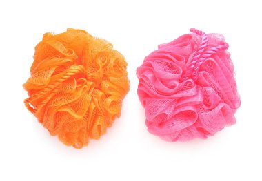 Beyaz arka planda renkli banyo süngerleri