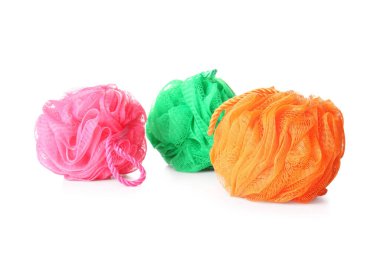 Beyaz arka planda farklı banyo süngerleri