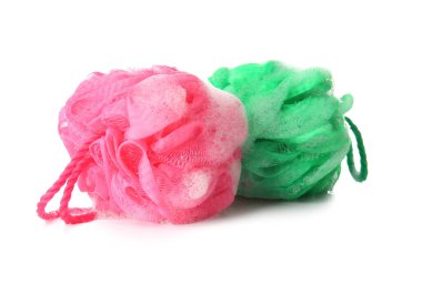 Beyaz arka planda köpüklü yumuşak banyo süngeri.