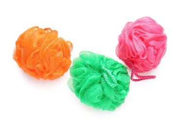 Beyaz arka planda farklı banyo süngerleri