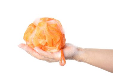 Beyaz arka planda banyo süngeri olan kadın eli, yakın plan.