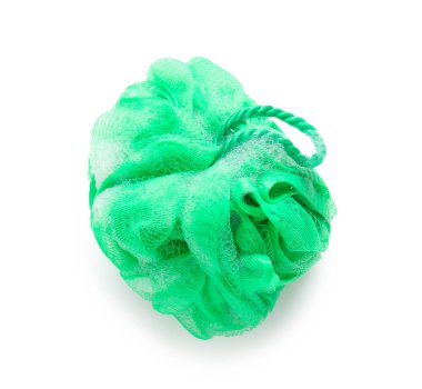 Beyaz arka planda köpüklü yeşil banyo süngeri.