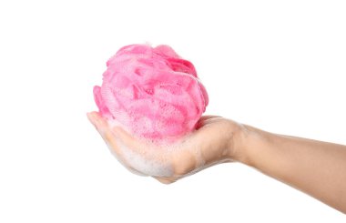 Beyaz arka planda pembe banyo süngeri ve köpüğü olan kadın, yakın plan.