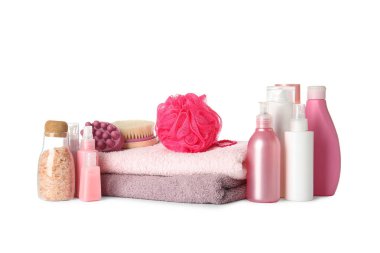 Beyaz arka planda banyo malzemeleri.