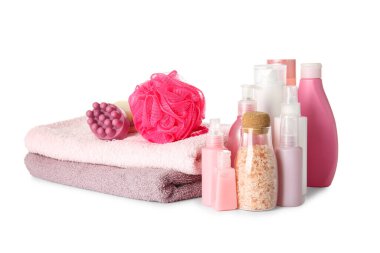 Beyaz arka planda banyo malzemeleri.