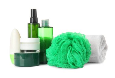 Beyaz arka planda farklı kozmetik ürünleri, havlu ve sünger