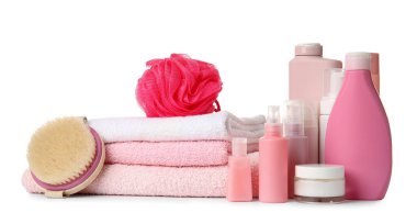 Beyaz arka planda farklı kozmetik ürünleri, sünger, havlu ve masaj fırçası