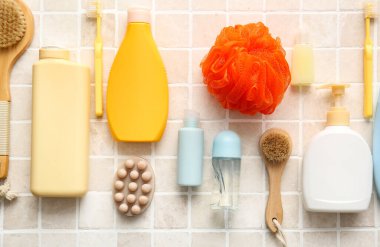 Hafif fayanslarda farklı banyo malzemeleri, yakın çekim.