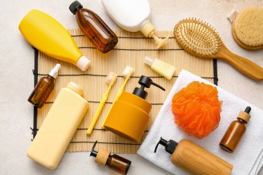 Arka planda banyo aksesuarları ve bambu paspaslar, yakın plan.