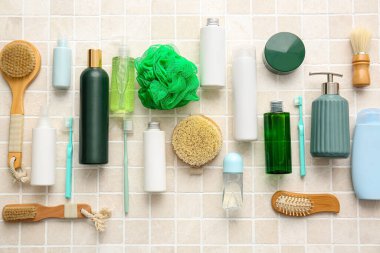 Hafif fayanslarda banyo aksesuarları ve kozmetik ürünleri, yakın çekim