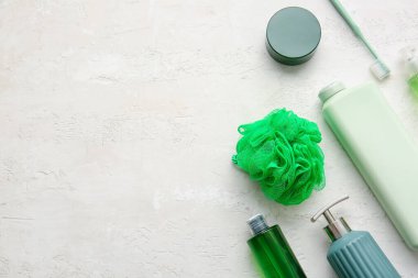 Işıklı arka planda farklı kozmetik ürünleri ve sünger, yakın plan