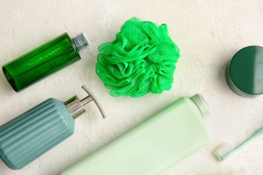 Işıklı arka planda farklı kozmetik ürünleri ve sünger, yakın plan