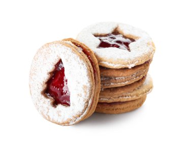 Beyaz arkaplanda lezzetli Linzer kurabiyeleri