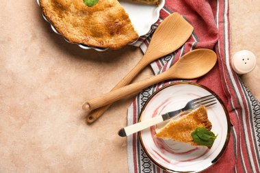 Bej arka planda lezzetli bir tavuklu turta ile fırın tabağı.