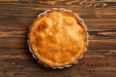 Ahşap arka planda lezzetli tavuklu turta pişirme tabağı