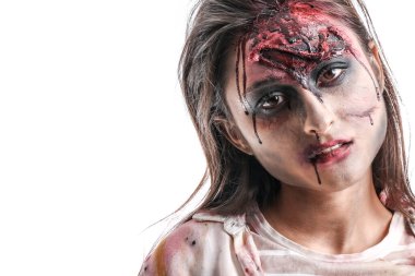 Beyaz arka planda korkunç zombi kadın