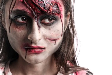 Beyaz arka planda korkunç zombi kadın, yakın plan.