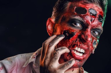 Karanlık arka planda korkunç zombi