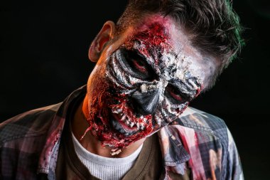 Karanlık arka planda korkunç zombi