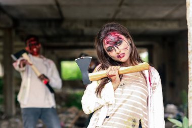 Mahvolmuş binada korkunç zombiler