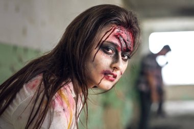 Mahvolmuş binada korkunç bir zombi