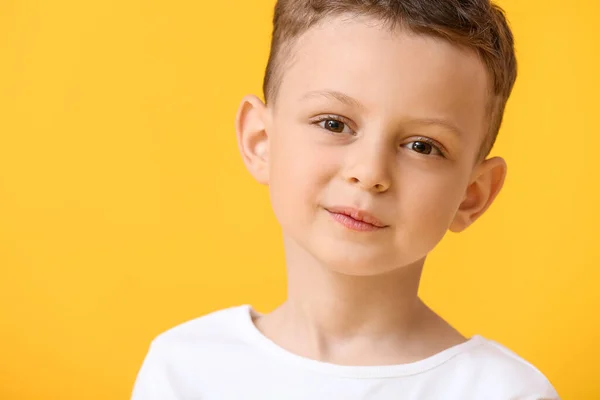 Porträt Eines Glücklichen Kleinen Jungen Auf Farbigem Hintergrund — Stockfoto