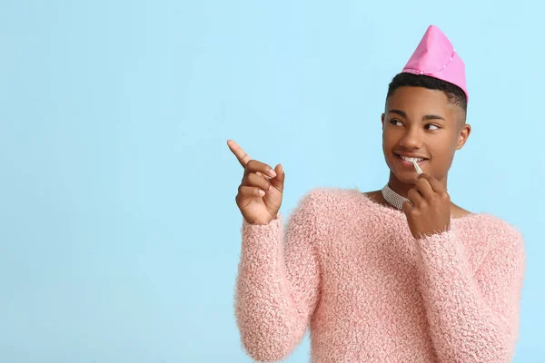 Glamorous African American Guy Chewing Gum Pointing Something Color Background — Stock Photo, Image