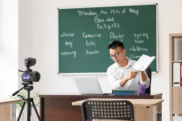 Asian Teacher Conducting English Lesson Online — Stock Photo, Image