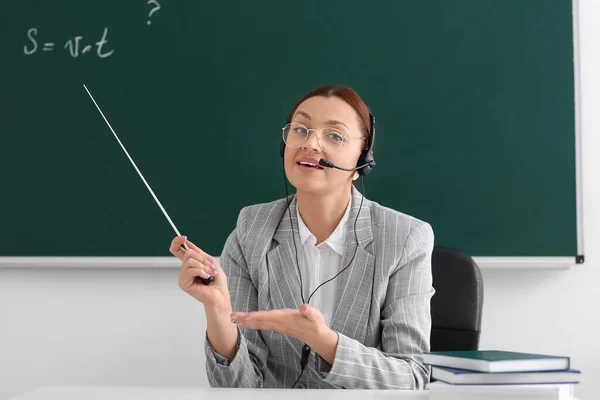 Lehrer Leitet Unterricht Online Klassenzimmer — Stockfoto