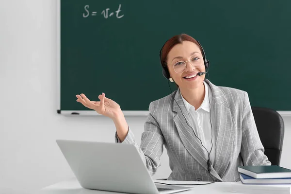 Teacher Conducting Lesson Online Classroom — Stock Photo, Image